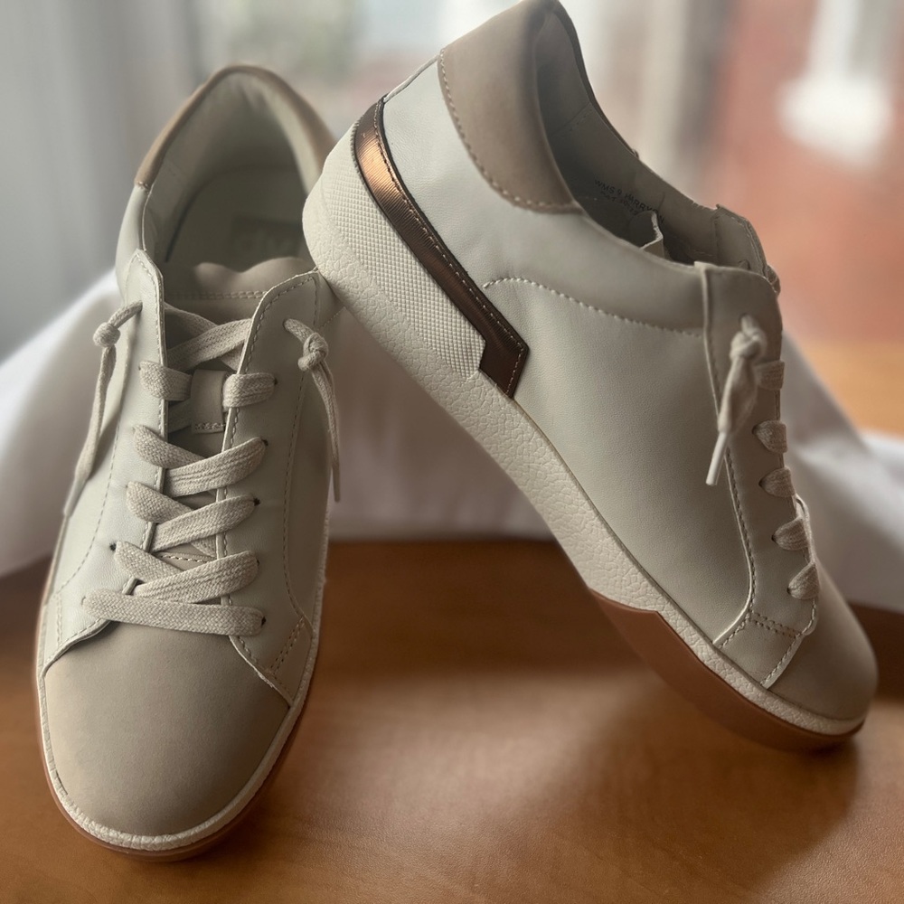 Dolce Vita Sneakers NWOT size 9 Harrison style.